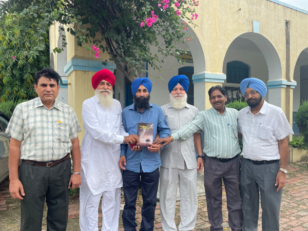 ਸੱਥ ਵੱਲੋਂ ਲਾਲੀ ਕਰਤਾਰਪੁਰੀ ਦੀ ਕਿਤਾਬ ‘ਵਾਵਰੋਲਿਆਂ ਦੇ ਦਰਮਿਆਨ’ ‘ਤੇ ਹੋਈ ਵਿਚਾਰ-ਚਰਚਾ ਅਤੇ ਕਵੀ ਦਰਬਾਰ ਕਰਵਾਇਆ ਗਿਆ।